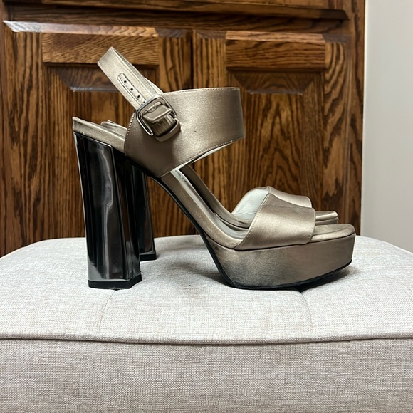 Stuart Weitzman block heels - Picture 1 of 7